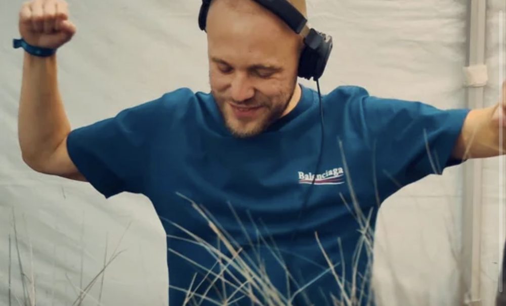 Peak'O qui danse pendant un set